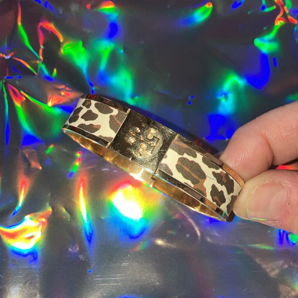 Tory Burch NWOT gold Cheetah Bangle with black velvet dust bag - Picture 5 of 9